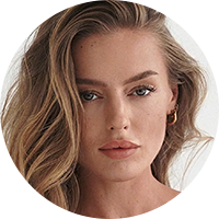 Model wearing S