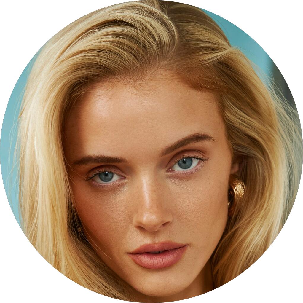 Model wearing XS