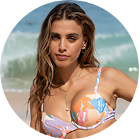 Model wearing xs